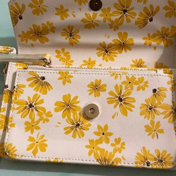 Flap Wristlet STEVE MADDEN Beautiful Yellow Floral & Functionality - Picture 10 of 16